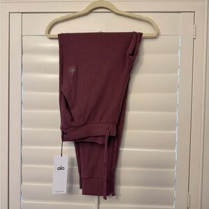 ALO Muse Sweatpant in Burgundy Truffle